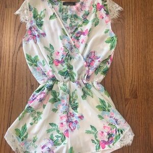 White Floral Romper w/ Lace, Ooberswank size M